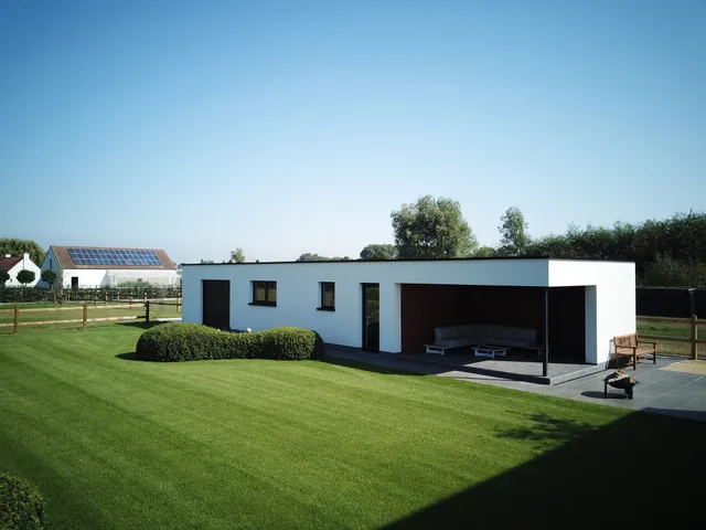 Moderne woning met wit en lichtblauwe gevel, terrasoverkapping en groot groen perceel