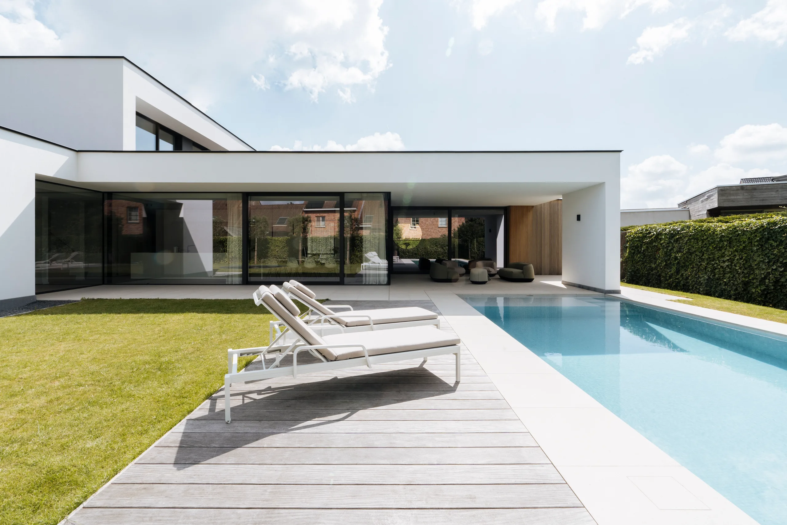 Moderne woning met tuinzijde, zwembad en loungeruimte onder afdak