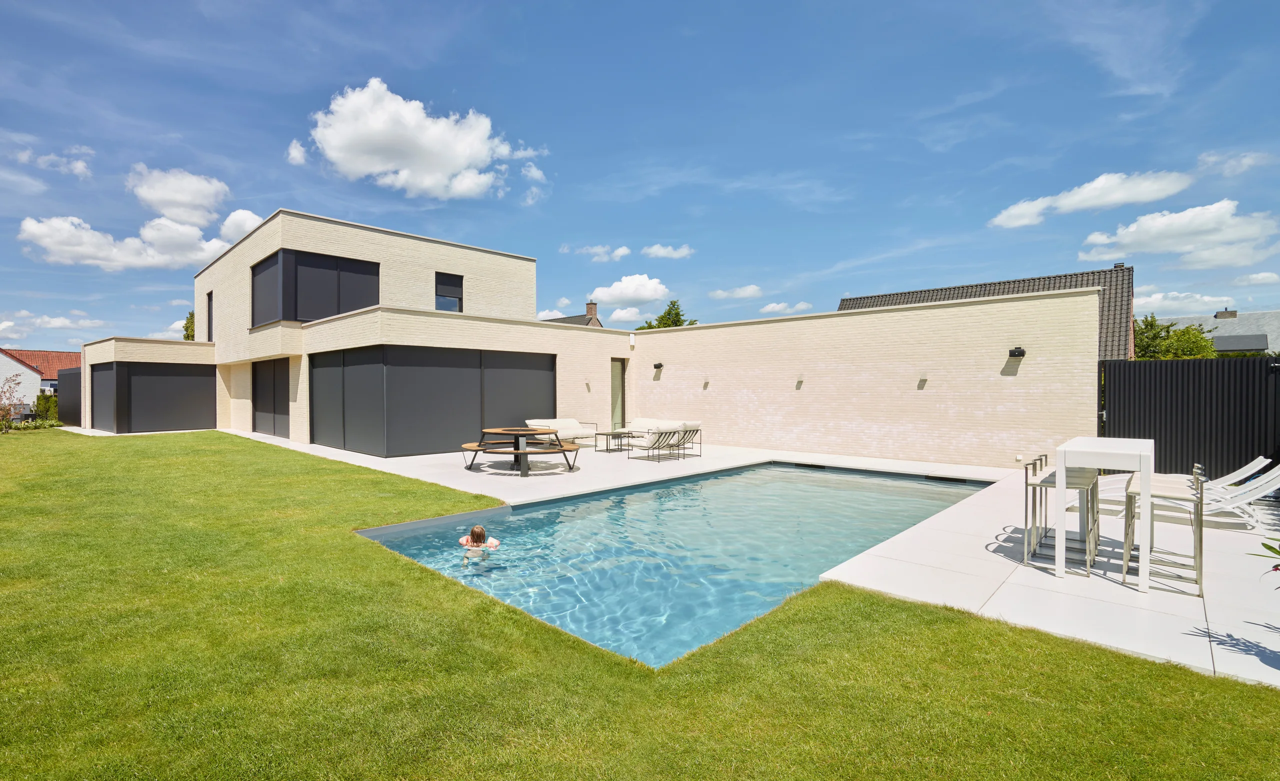Moderne woning met zwembad en groot terras aan de tuinzijde