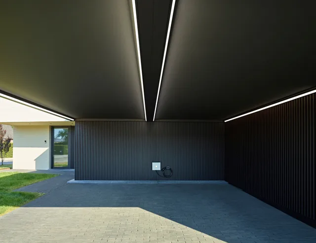 Carport met gesloten zijwanden en geïntegreerde verlichting