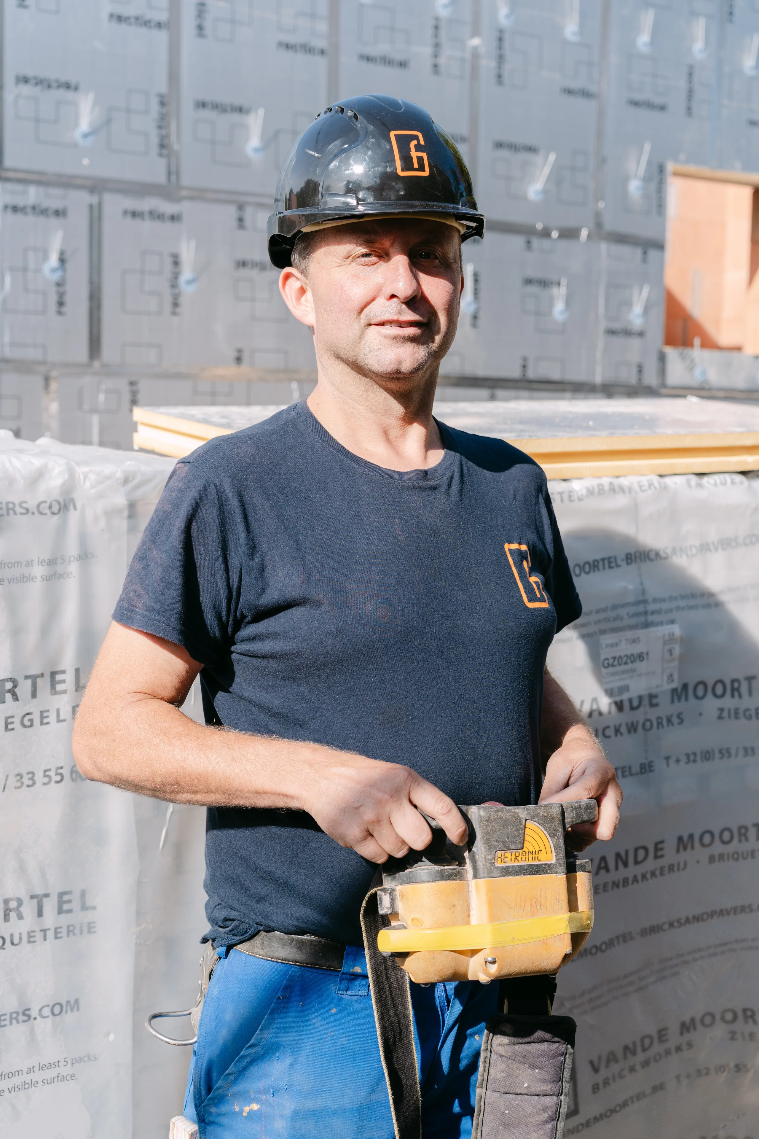 Metselaar aan het werk aan een koppelbouw