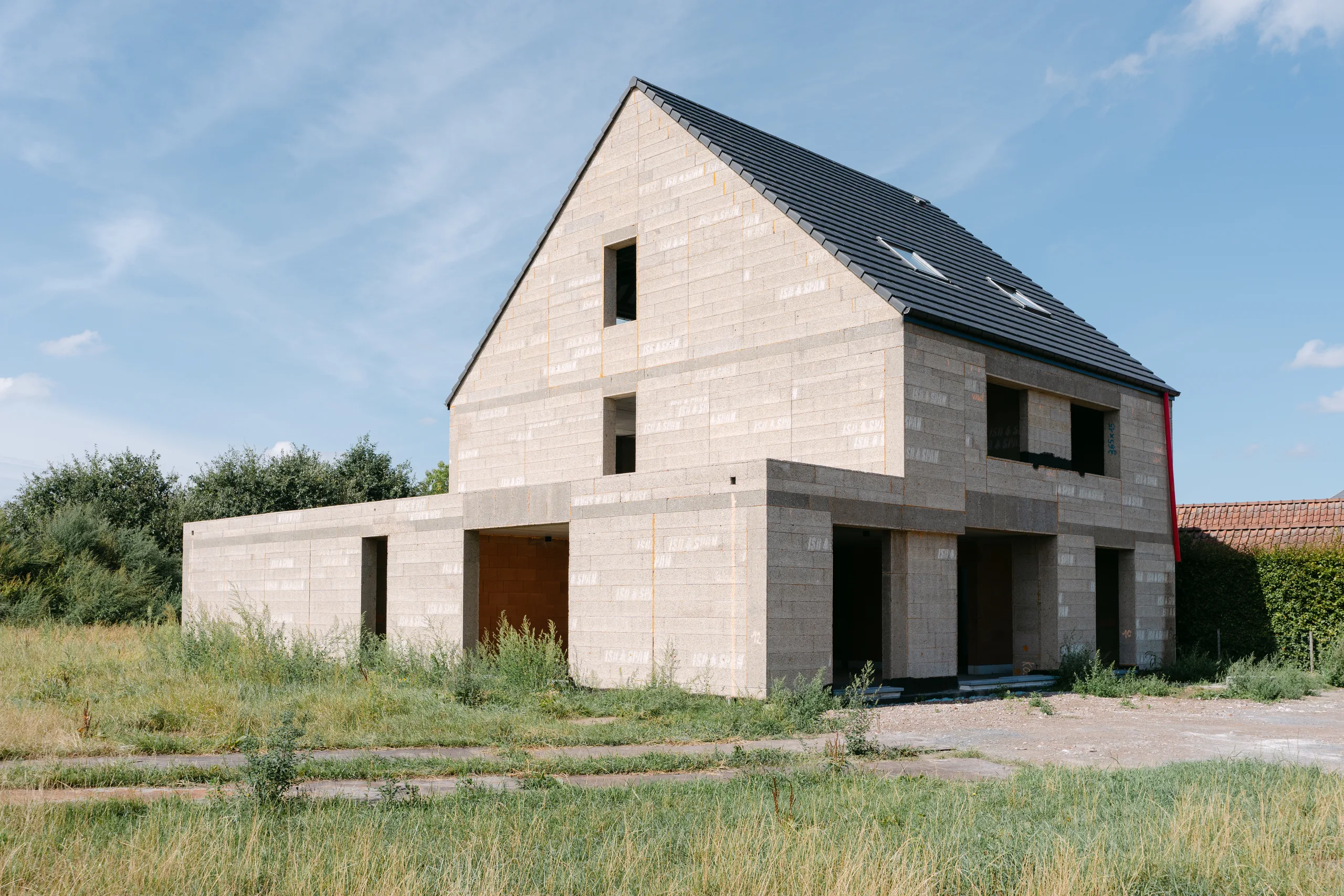 Prefabmuren in opbouw in ons eigen atelier