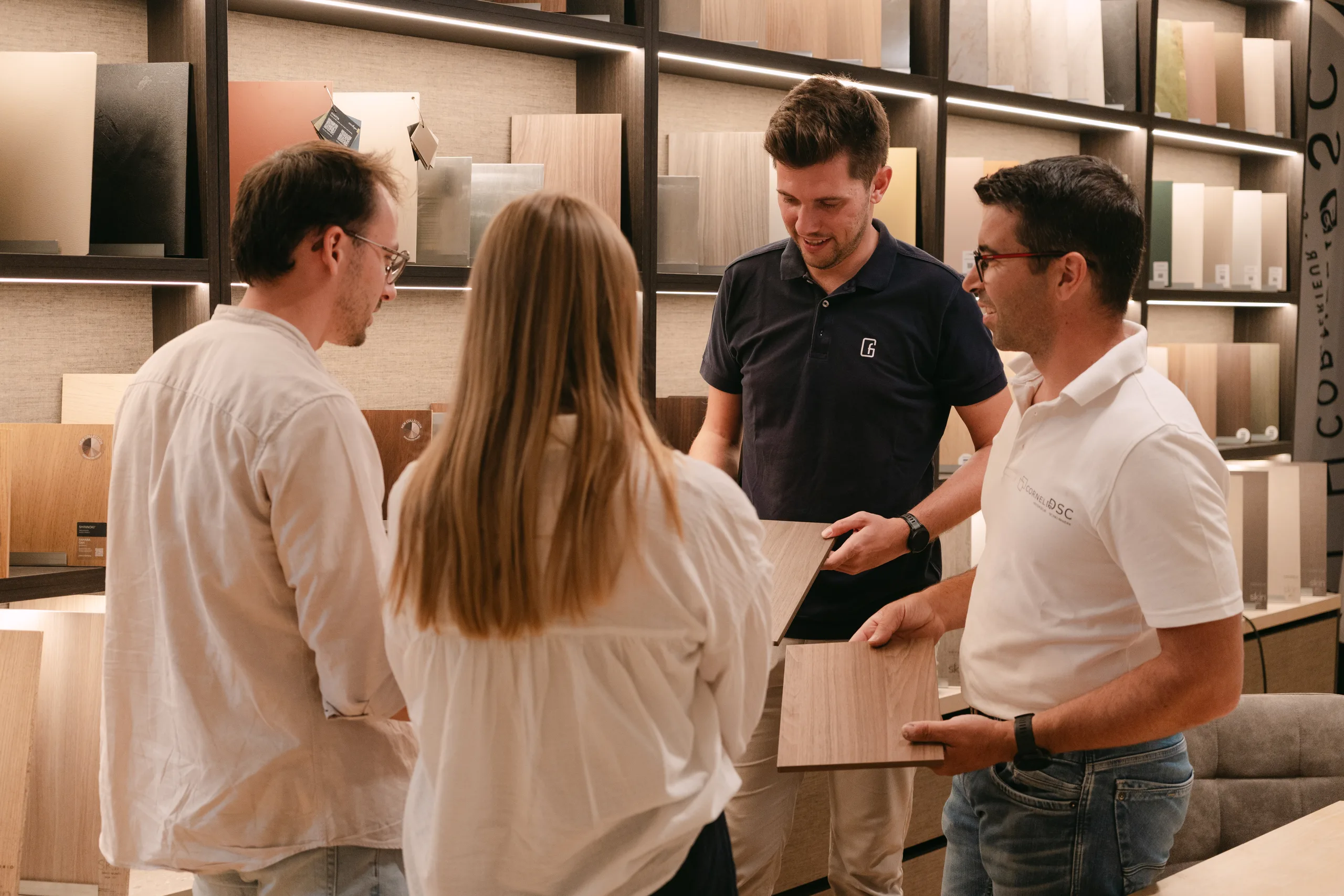 Samen materialen kiezen in de showroom
