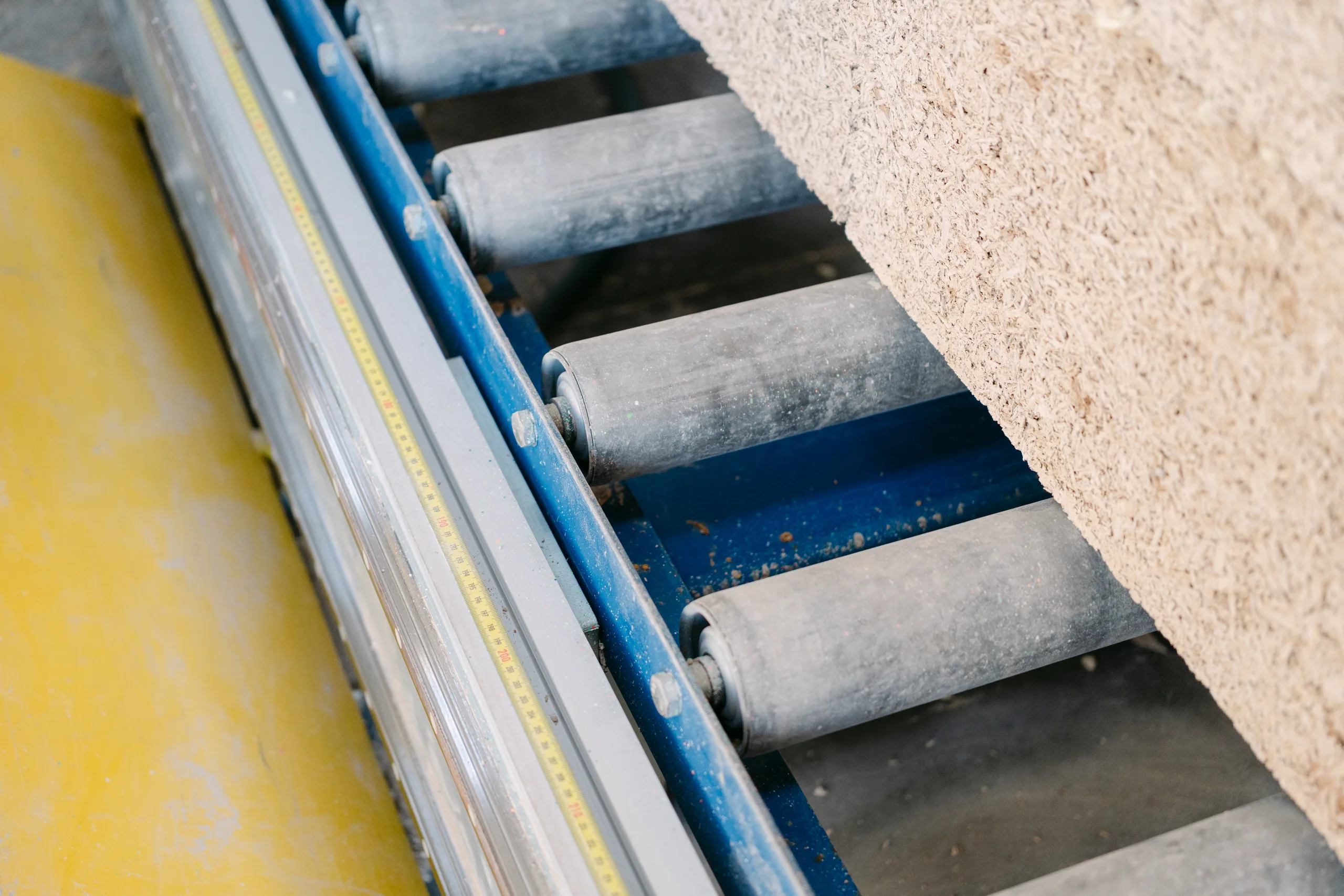 Close-up van betonnen traptreden met metalen hoeklijn en blauwe rand
