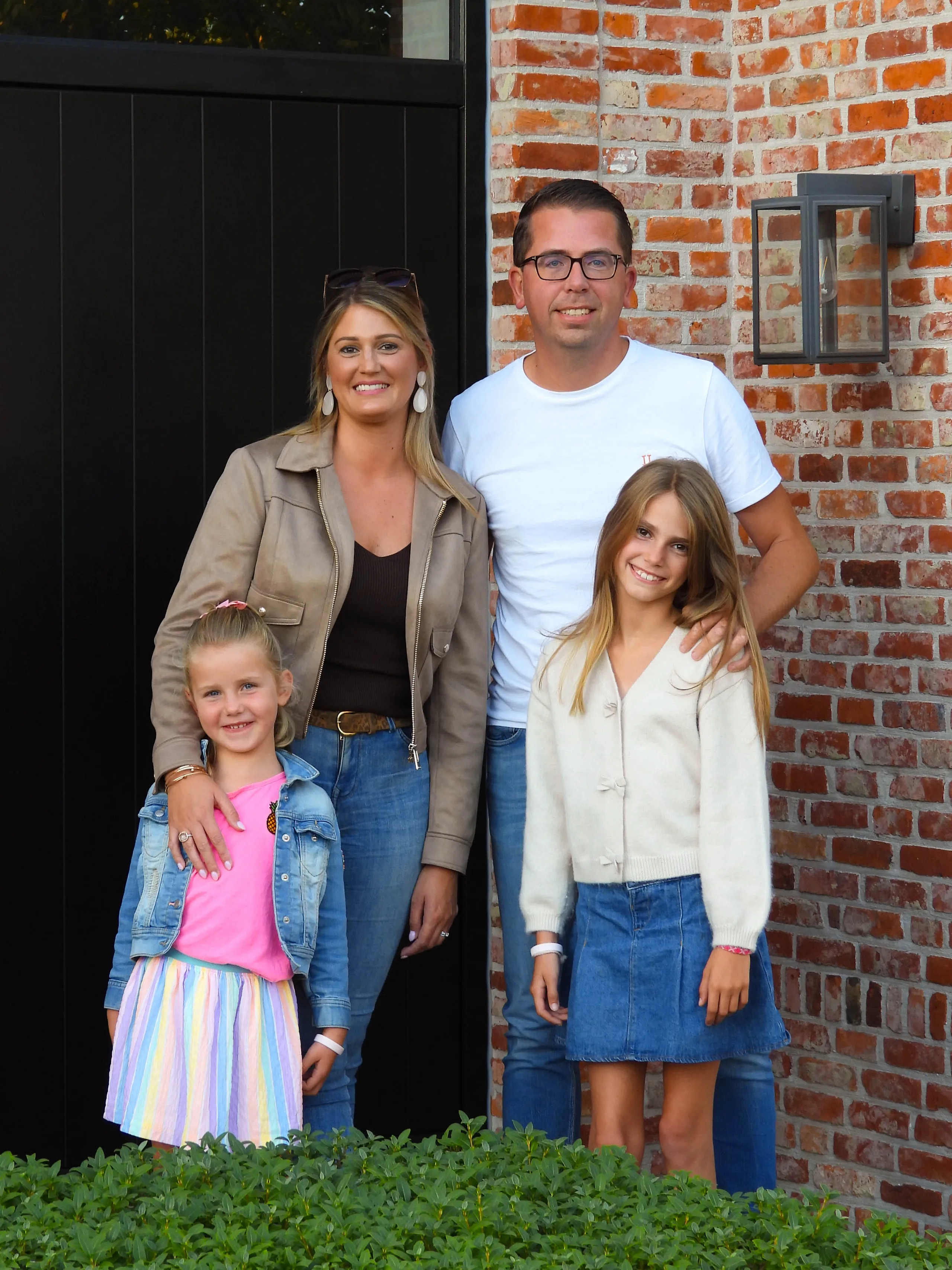 Gezin bij de voordeur van hun nieuwbouwwoning