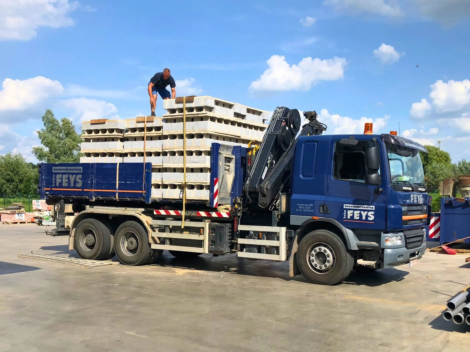 De eerste eigen vrachtwagen van het bedrijf