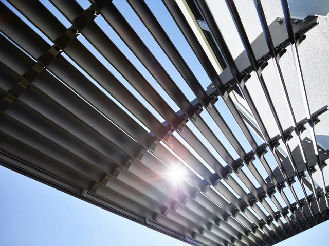 Terrasoverkapping met verstelbare glazen lamellen en stalen frame